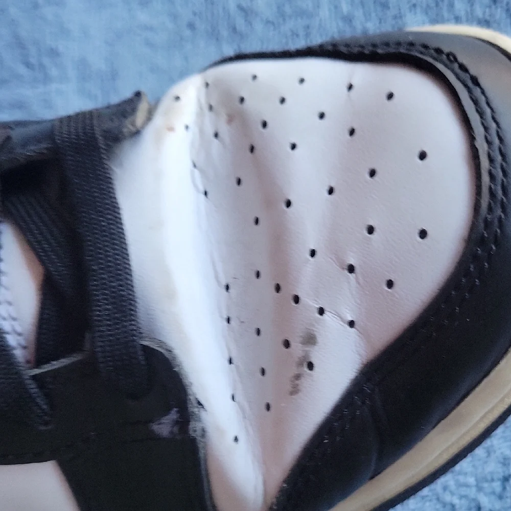 Nike Classic Black and White Low-Tops - Picture 6 of 8